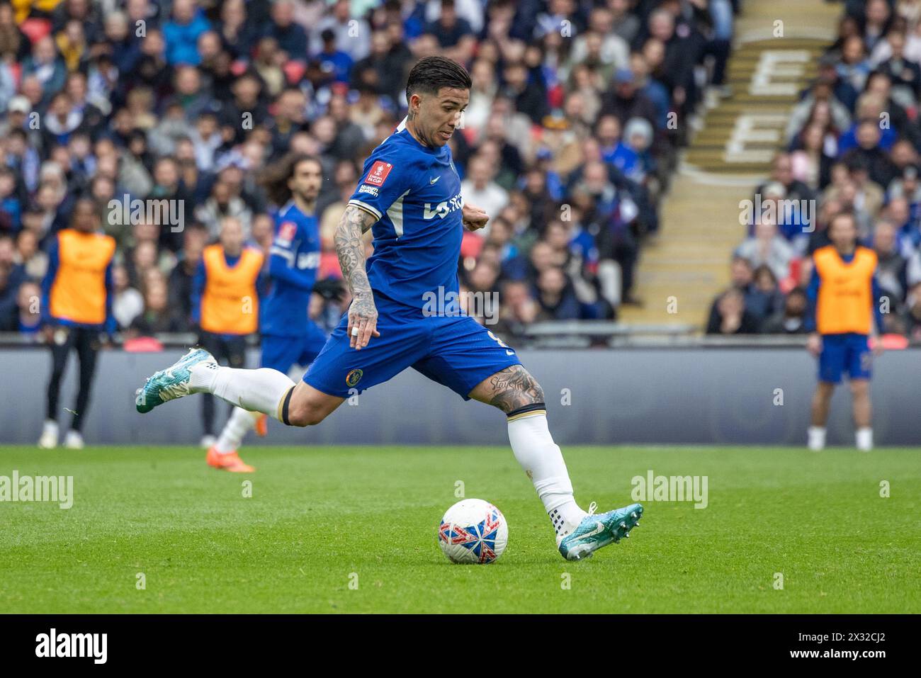 Enzo Fernendez di Chelsea- Manchester City contro Chelsea, la semifinale della Coppa degli Emirati, Wembley Stadium, Londra, Regno Unito - 20 aprile 2024 Foto Stock