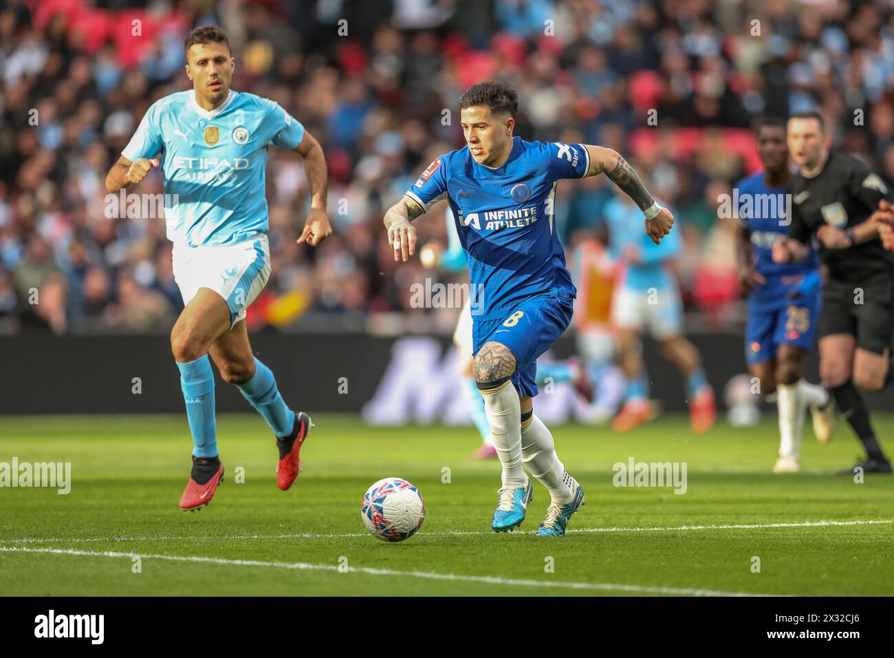 Enzo Fernendez di Chelsea- Manchester City contro Chelsea, la semifinale della Coppa degli Emirati, Wembley Stadium, Londra, Regno Unito - 20 aprile 2024 Foto Stock
