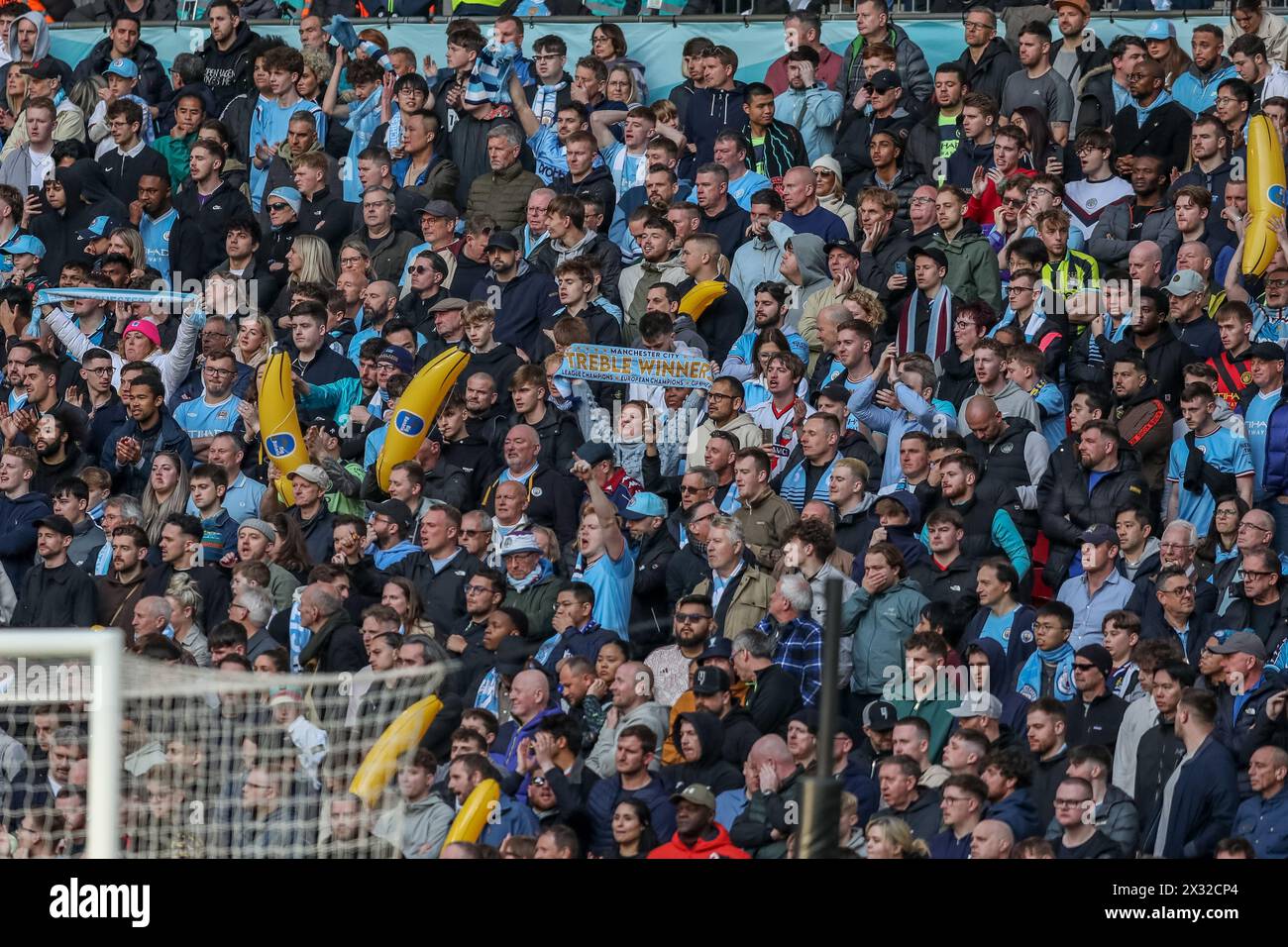Tifosi del manchester City - Manchester City contro Chelsea, la semifinale della Coppa degli Emirati Arabi, Wembley Stadium, Londra, Regno Unito - 20 aprile 2024 Foto Stock