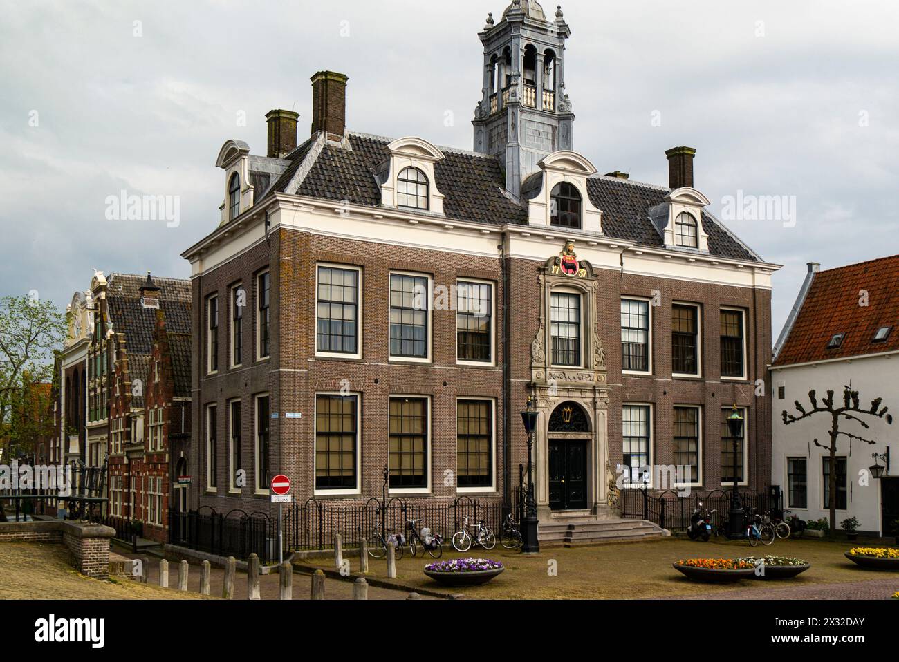Il municipio di Edam ha costruito nel 1737 il municipio l'ingresso con le sue pesanti doppie porte e i dintorni in arenaria in stile Luigi XIV con una torre in legno ne Foto Stock