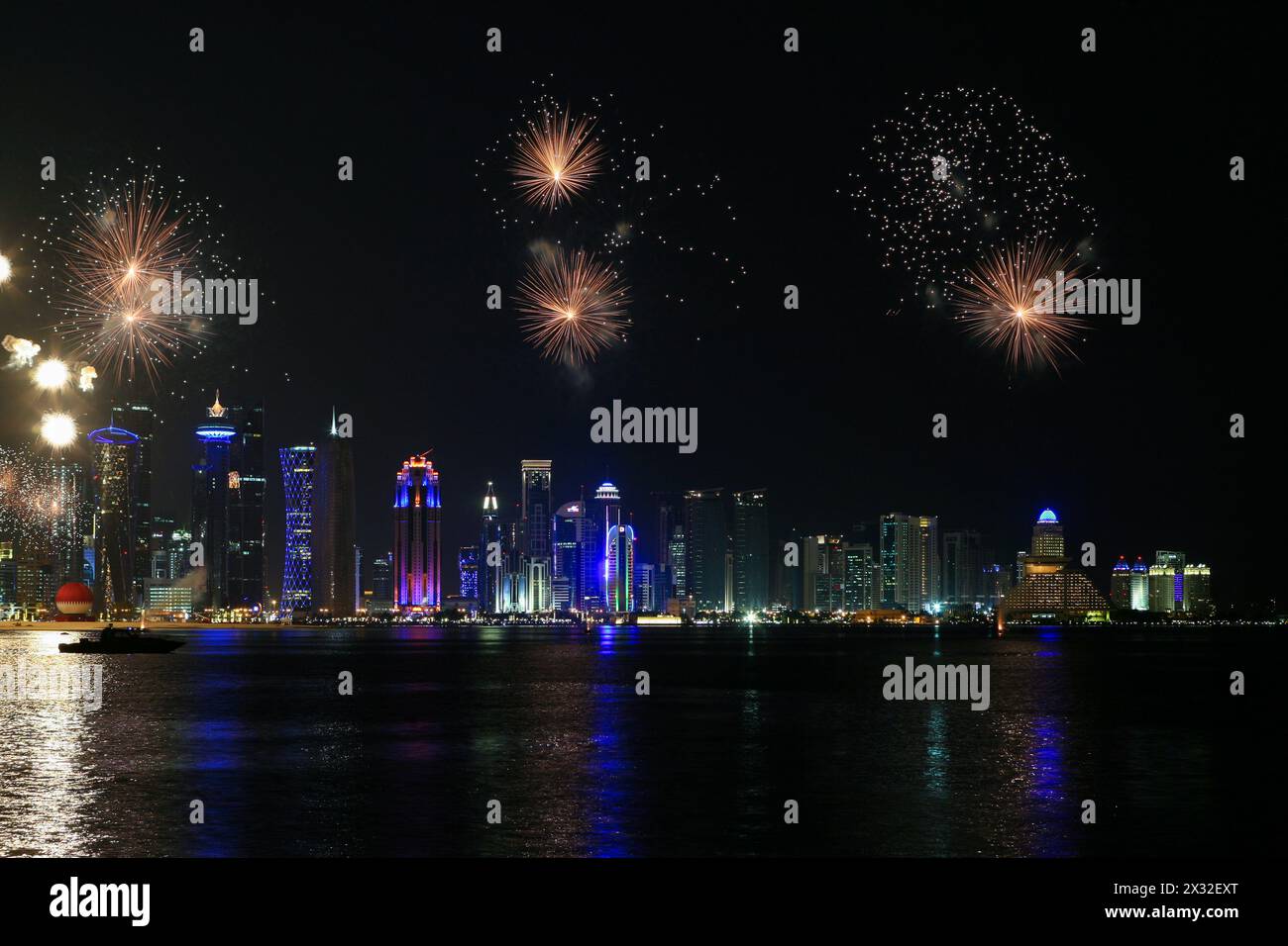 Fuochi d'artificio durante la giornata nazionale del Qatar a Doha Foto Stock