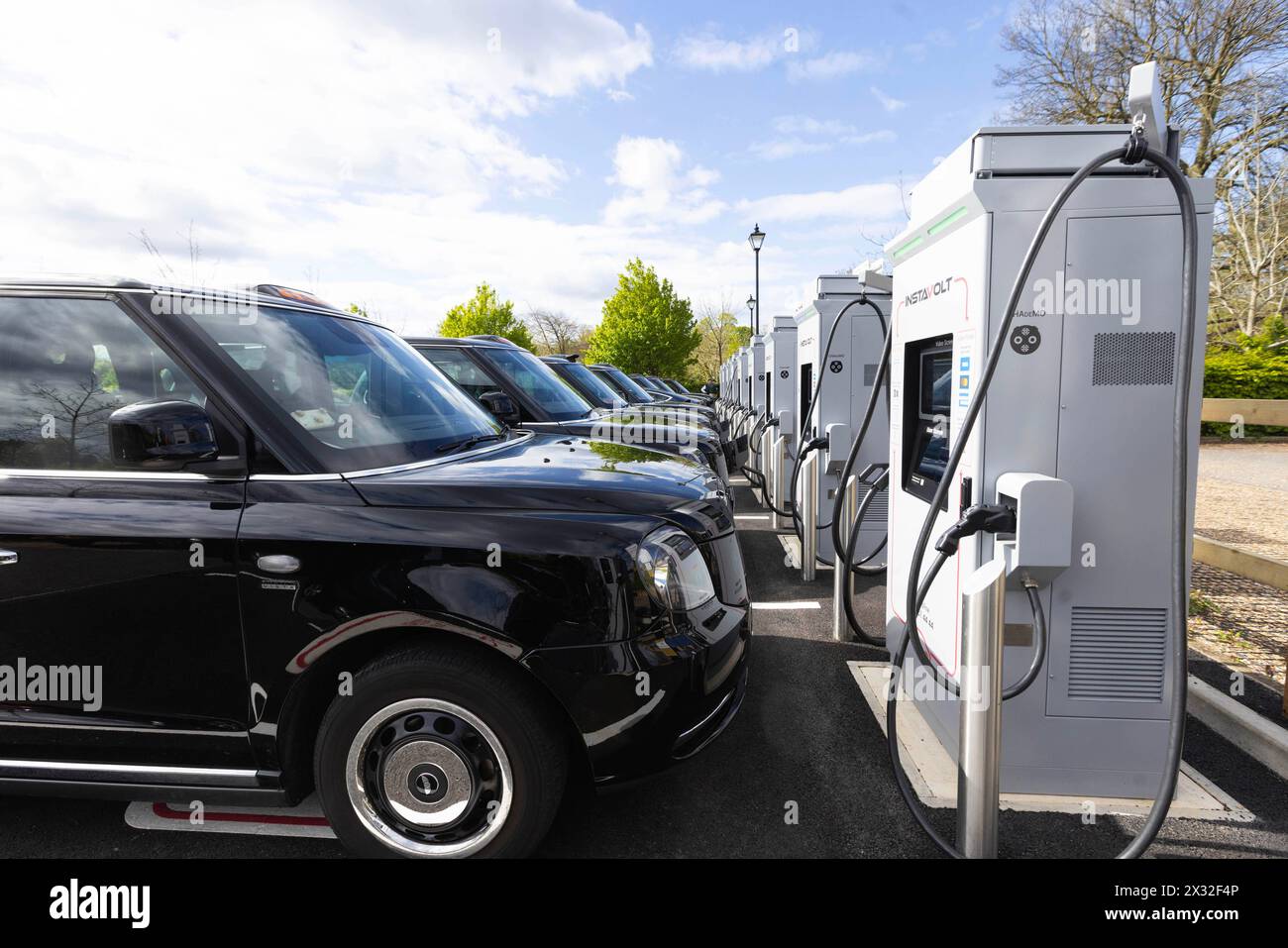 SOLO il lancio del più grande hub di ricarica per veicoli elettrici ultra-rapidi di InstaVolt a Londra, al Syon Park di Brentford, come il più grande operatore di punti di ricarica del Regno Unito, collabora con la Licensed taxi Drivers' Association (LTDA) per richiedere una riduzione dell'IVA sulla ricarica pubblica per veicoli elettrici. Data foto: Mercoledì 24 aprile 2024. Foto Stock