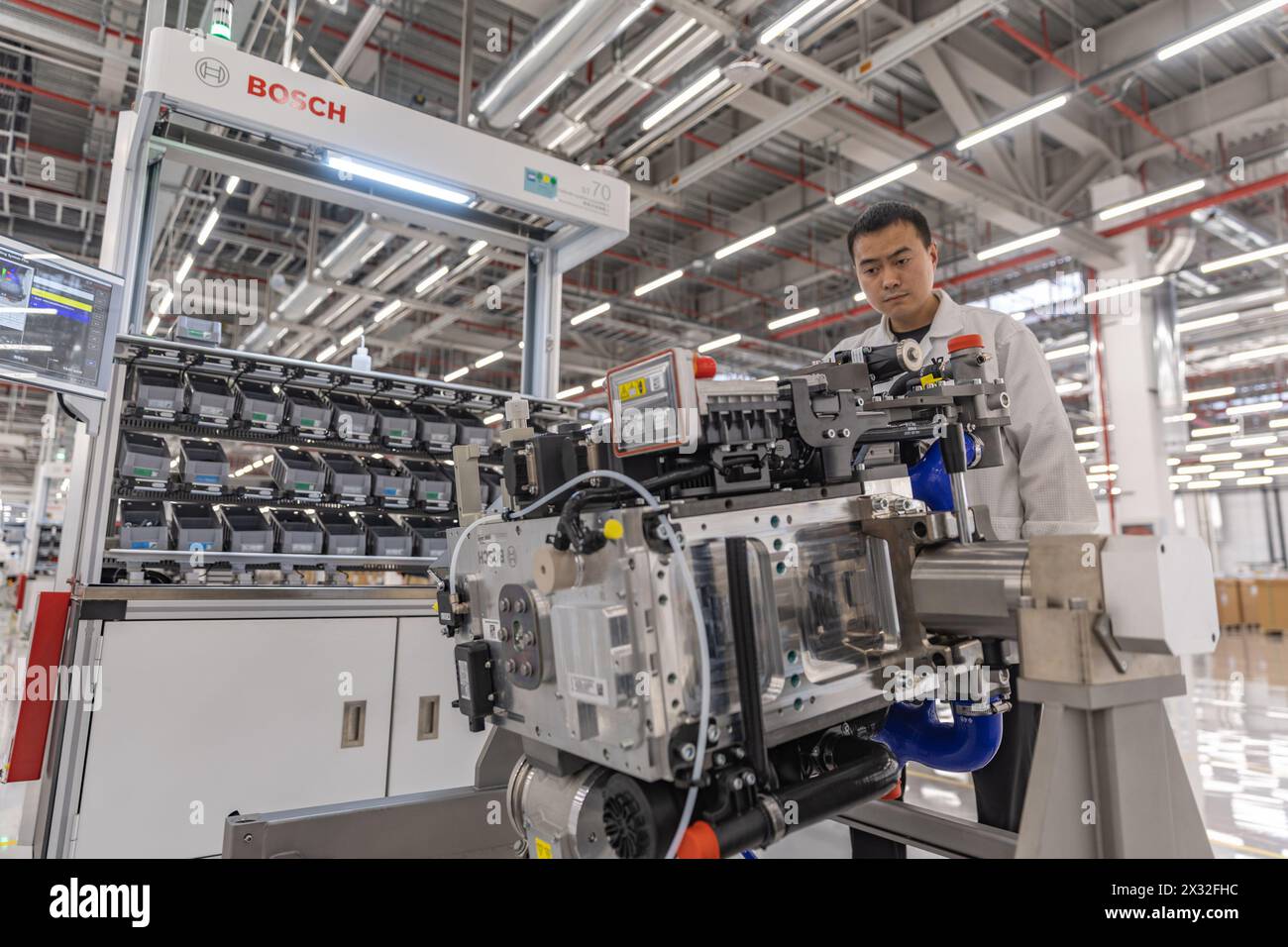 (240424) -- CHONGQING, 24 aprile 2024 (Xinhua) -- Un lavoratore lavora presso Bosch Hydrogen Powertrain Systems (Chongqing) Co., Ltd. Nel comune di Chongqing, nella Cina sud-occidentale, 19 aprile 2024. DA SEGUIRE CON "Economic Watch: Cina, Germania alimentano la sinergia dello sviluppo verde" (Xinhua/Huang Wei) Foto Stock