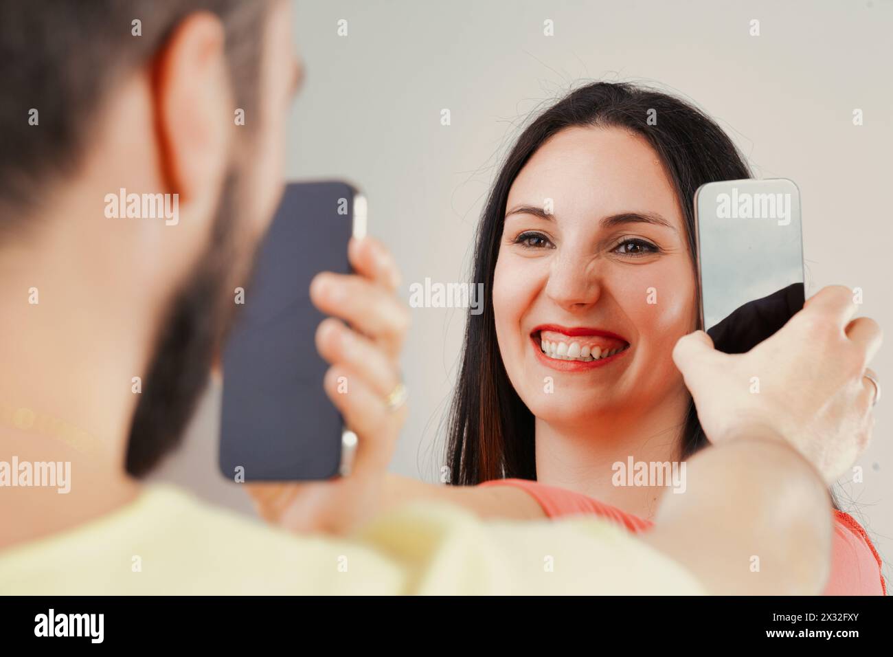 partecipate a una conversazione visiva e i loro dispositivi fungono da tele per le loro storie personali Foto Stock
