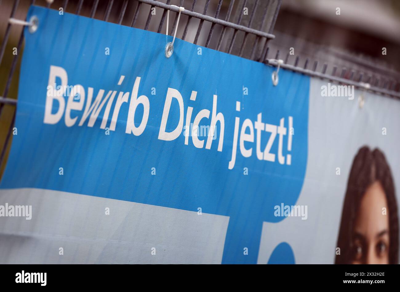 Mindelheim, Germania. 24 aprile 2024. "Iscriviti ora" può essere letto su un banner sulla recinzione di un'azienda che pubblicizza i tirocinanti nei mestieri specializzati. Crediti: Karl-Josef Hildenbrand/dpa/Alamy Live News Foto Stock