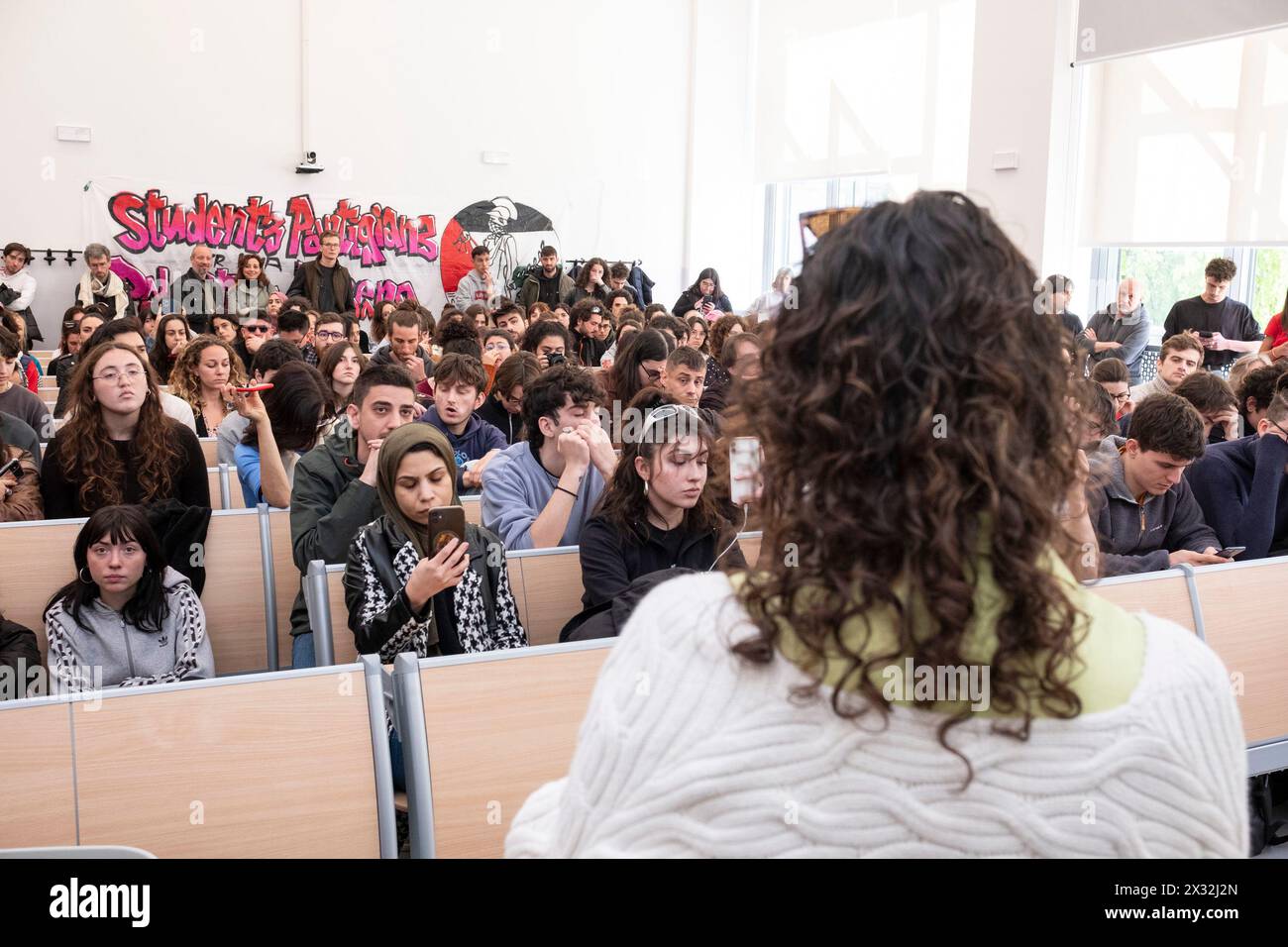 Milano, Italia. 3 marzo 2024. Universit&#xe0; Statale. Assemblea pubblica con rettore uscente Elio Franzini e Rettrice eletta Marina Brambilla sulla guerra in medio oriente dai collettivi universitari. - Cronaca - Milano, Italia - Mercoled&#xec; 24 aprile 2024 (foto Alessandro Cimma/Lapresse) Università Statale. Assemblea pubblica con il rettore uscente Elio Franzini e il rettore eletto Marina Brambilla sulla guerra in Medio Oriente da parte di collettivi universitari. - Chronicle - Milano, Italia - mercoledì 24 aprile 2024 (foto Alessandro Cimma/Lapresse) crediti: LaPresse/Alamy Live News Foto Stock