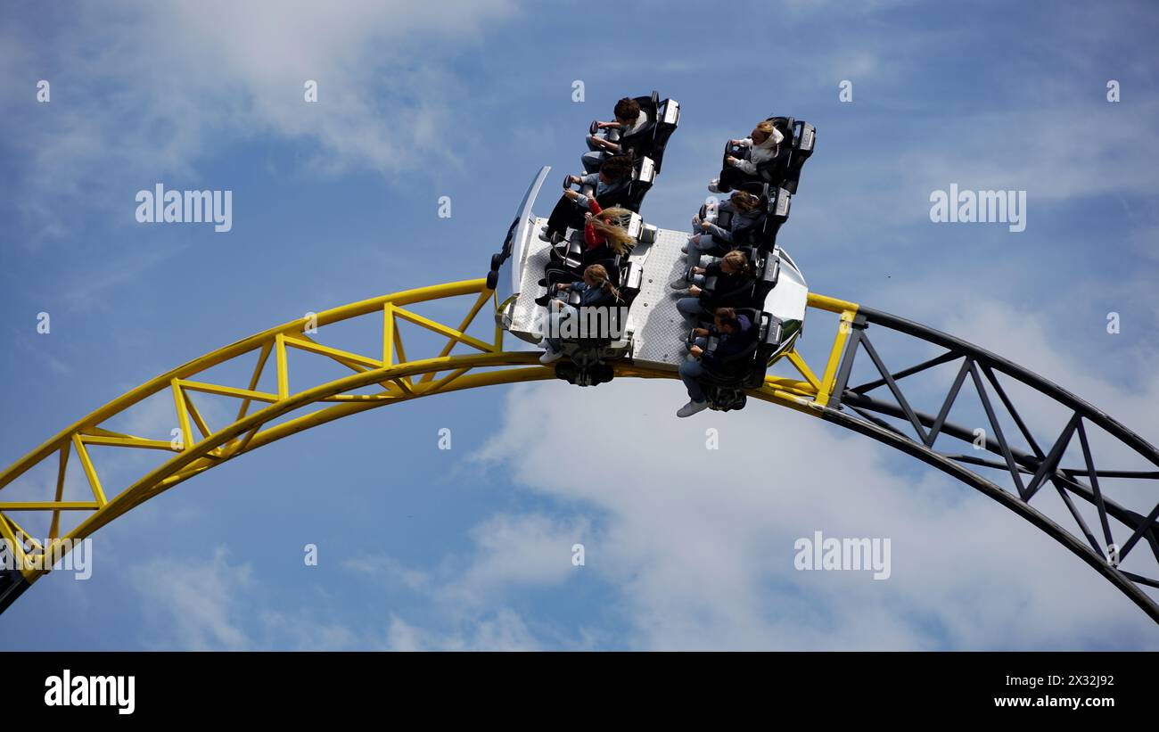 I giovani si divertono sulle montagne russe "Lost Gravity" del parco divertimenti "Walibi-Holland" Foto Stock