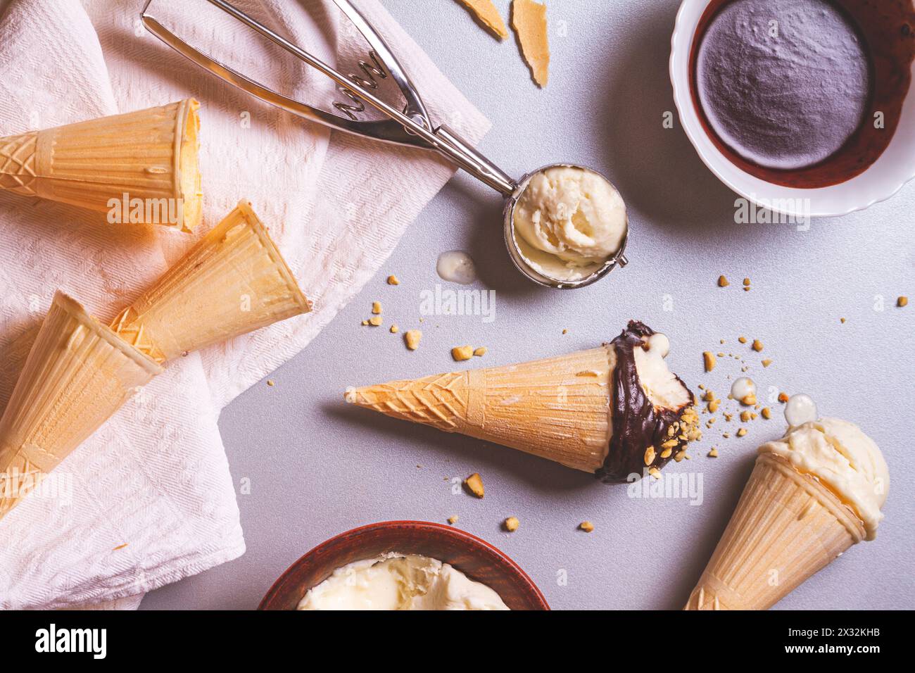 Gelato fatto in casa e cioccolato con noci durante il processo di cottura, vista dall'alto. Vita ferma culinaria con piatto Foto Stock
