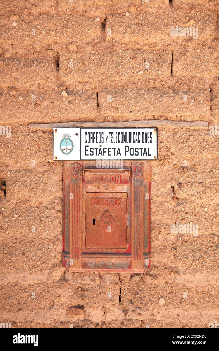 Una cassetta postale vintage sopra un muro di fango nella città di San Francisco de Alfarcito, Puna of Jujuy & Salta, Argentina nord-occidentale. Foto Stock