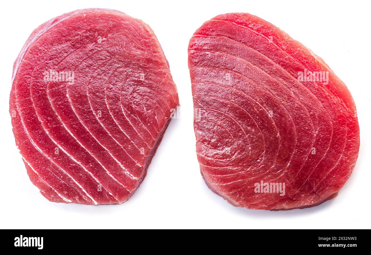 Due bistecche di tonno crudo isolate su sfondo bianco. Foto Stock