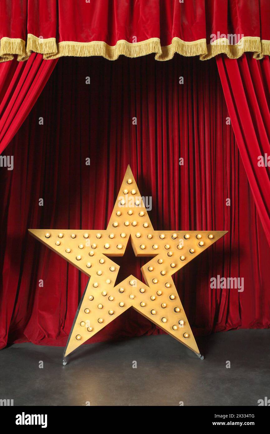 Bella grande stella luminosa sul palco rosso in stile retrò Foto Stock