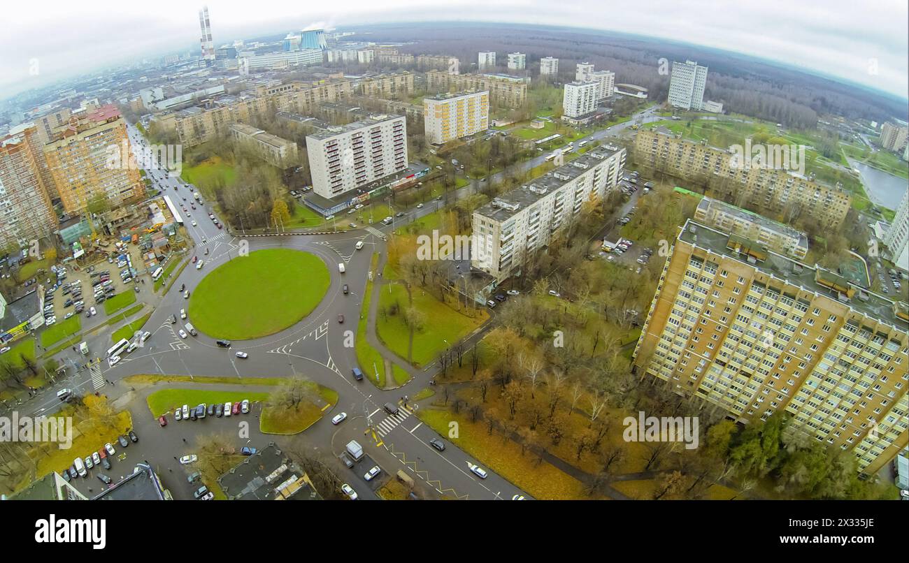 Quartiere con rotonda sulla piazza verde, vista da quadrocopter senza equipaggio. Foto Stock