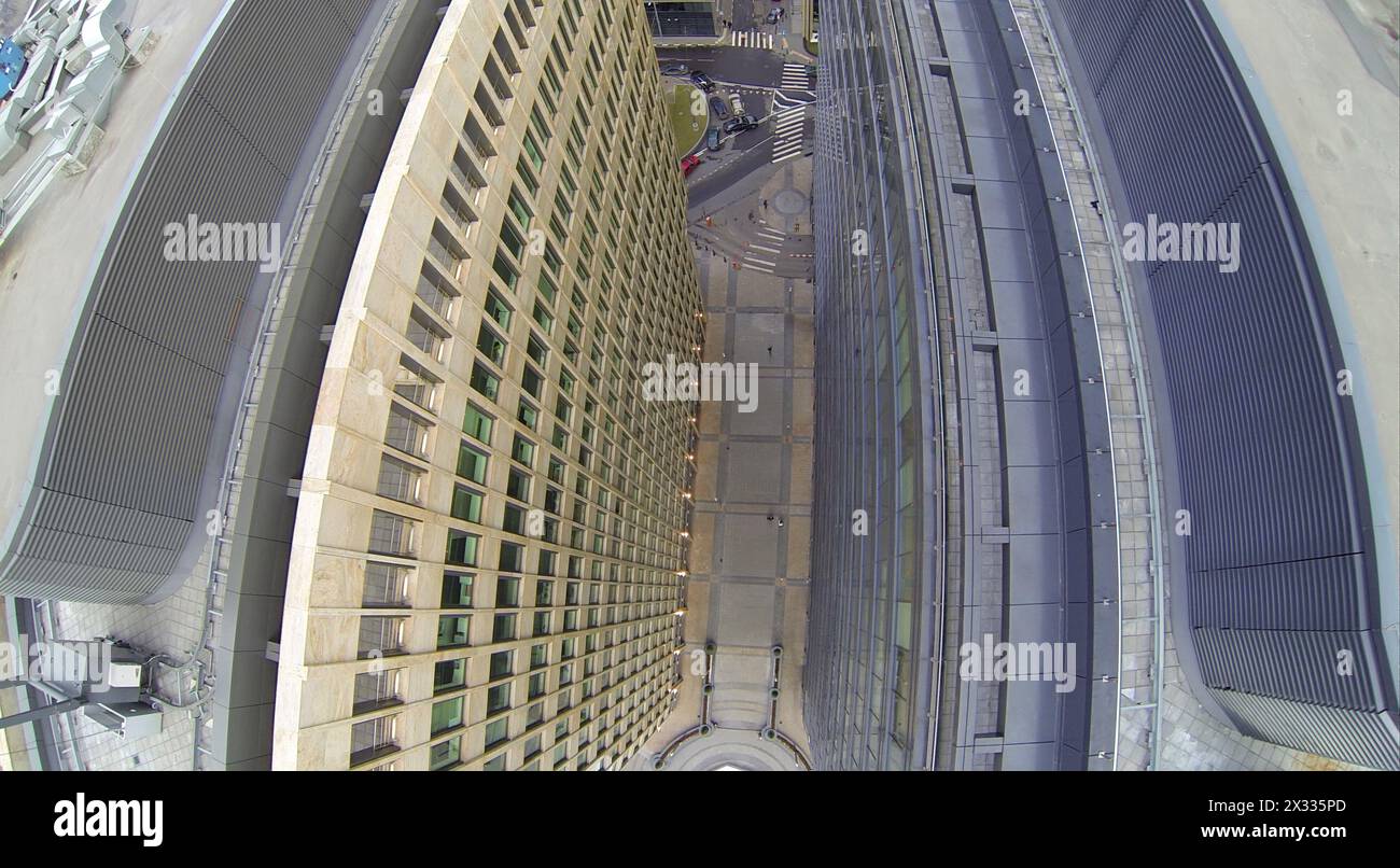 Pareti di alti edifici di uffici con molte finestre. Vista da quadrocopter senza equipaggio Foto Stock