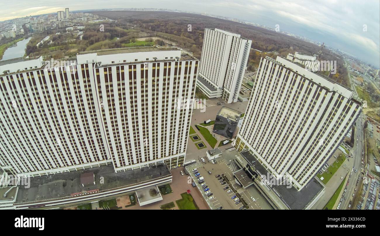 MOSCA - OCT 21: Paesaggio urbano con alti hotel a più piani a Izmailovo, alloggi Alpha, Beta e gamma con parcheggio auto (vista da quadrocopter senza equipaggio) Foto Stock