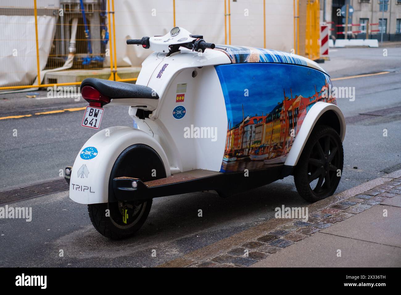 Copenaghen, Danimarca - 6 aprile 2024: Scooter elettrico TRIPL Urban Cargo. Foto Stock