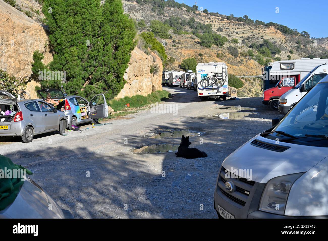 Vita alternativa in camper e auto parcheggiate lungo la strada sulla spiaggia nella Costa del Sol spagnola Foto Stock