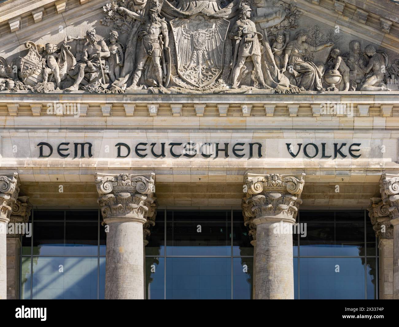 DEM deutschen Volke (al popolo tedesco) iscrizione primo piano dell'edificio del governo del Reichstag nella città di Berlino. Cultura e politica tedesca. Foto Stock