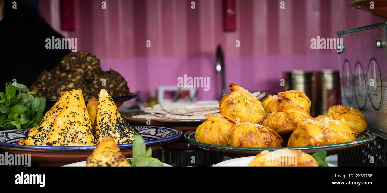 Bastilla di pollo - torta marocchina con pollo tirato, arachidi arrostite ed erbe aromatiche. Foto Stock