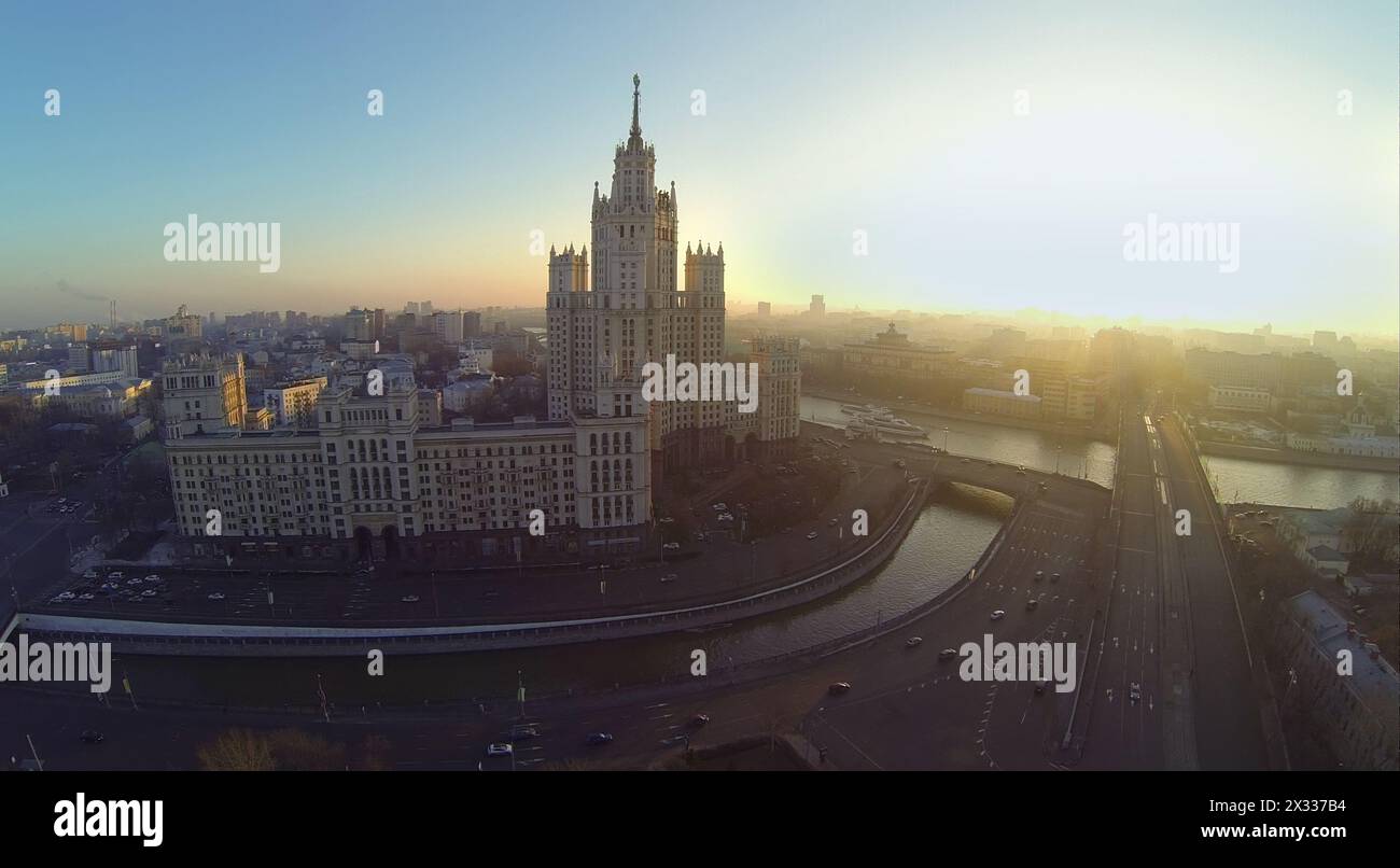 Edificio sul Kotelnicheskaya Embankment e sul fiume Yauza di sera a Mosca, Russia. È uno dei sette grattacieli di Stalin. Vista aerea Foto Stock