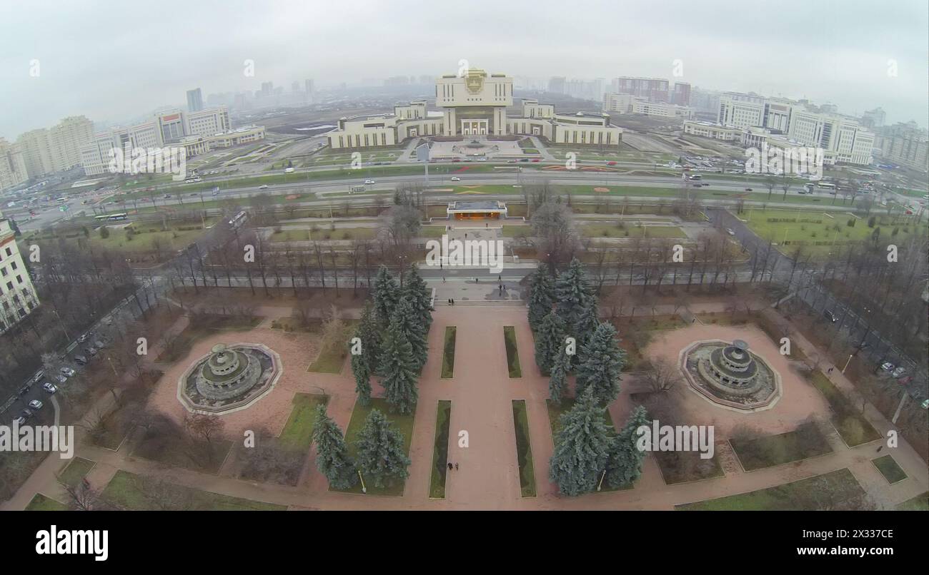 MOSCA, RUSSIA - 22 NOVEMBRE 2013: Edificio del Centro intelligente - Biblioteca fondamentale MSU, vista aerea. L'edificio ospita un museo di storia MSU Foto Stock