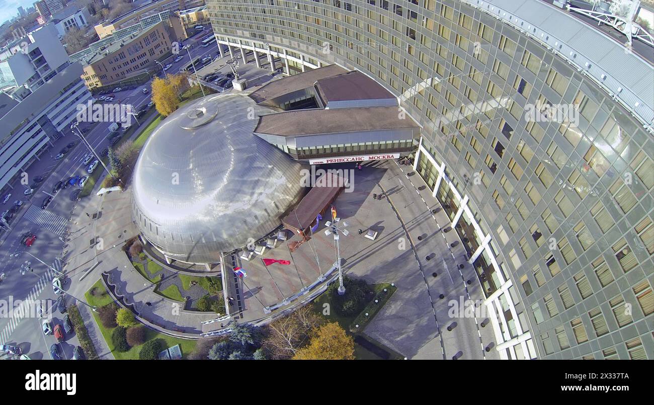 MOSCA, RUSSIA - 30 ottobre 2013: (Vista dal quadrocopter senza equipaggio) Renaissance Moscow Hotel. Renaissance Hotel è stato aperto nel 1991. Foto Stock