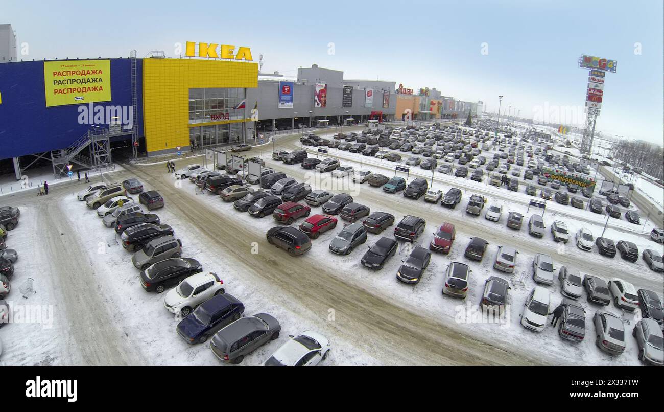 SAMARA, RUSSIA - 05 GENNAIO 2014 : Vista aerea del parcheggio vicino al negozio di famiglia IKEA a Samara con. Foto Stock