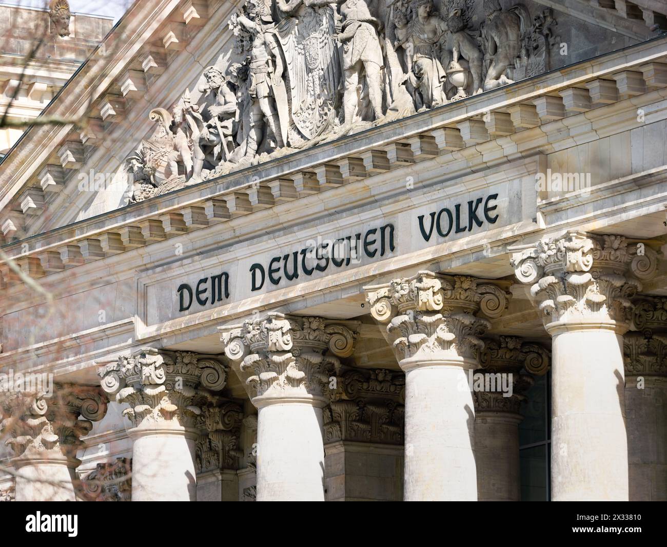 DEM deutschen Volke (al popolo tedesco) iscrizione primo piano dell'edificio del governo del Reichstag nella città di Berlino. Cultura e storia. Foto Stock