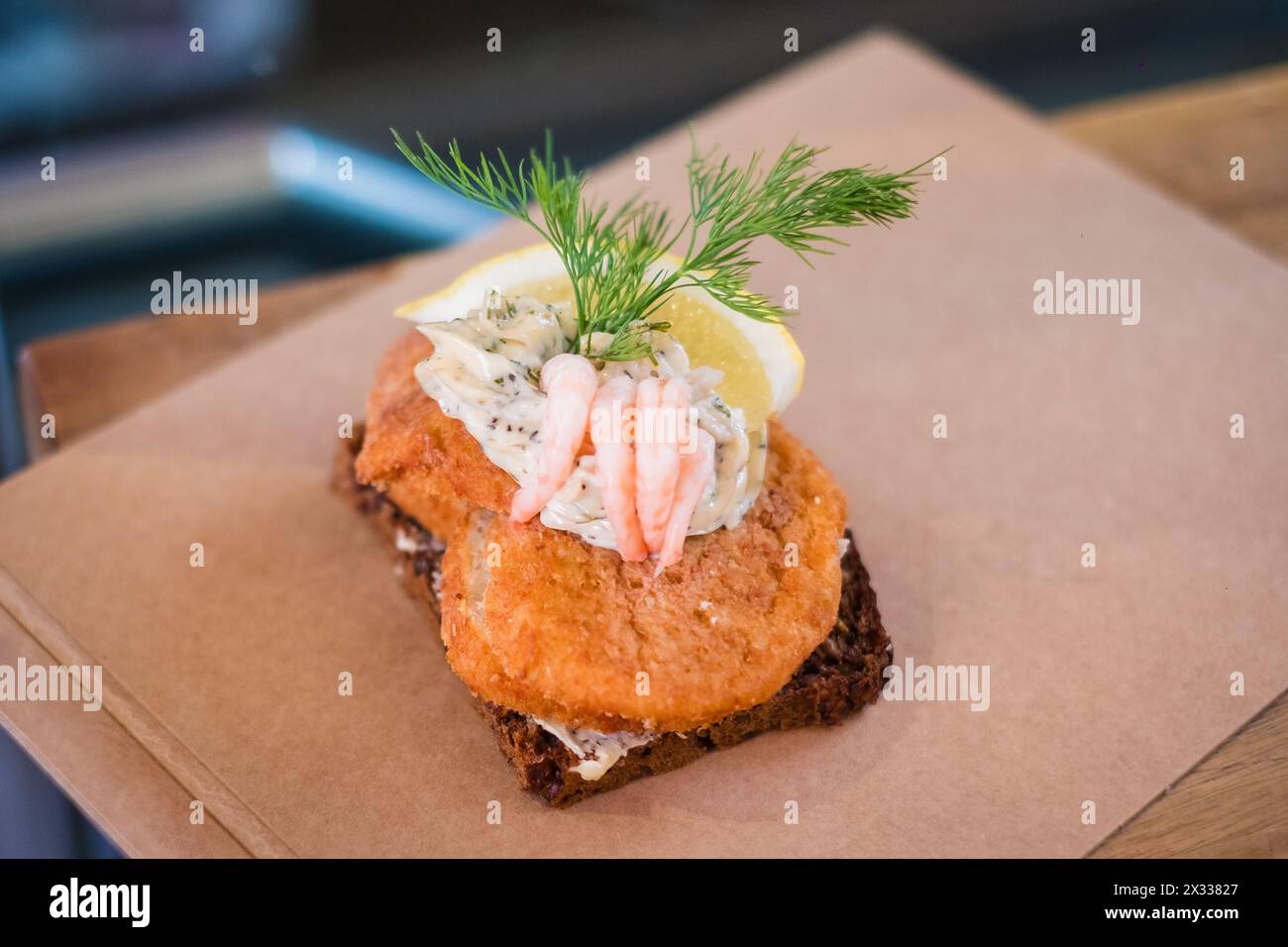 Panino gourmet con torta di pesce e gamberi. Foto Stock