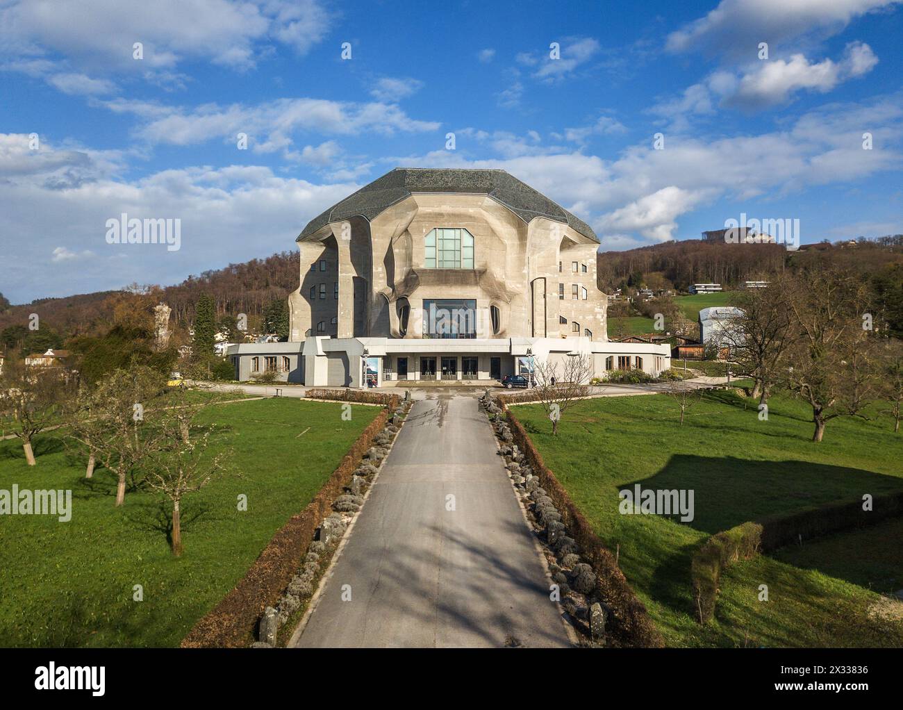 Dornach, Svizzera - marzo 27. 2023: Immagine aerea del Goetheanum II, voluta da Rudolf Steiner in stile architettonico espressionistico nel 1924, IS Foto Stock