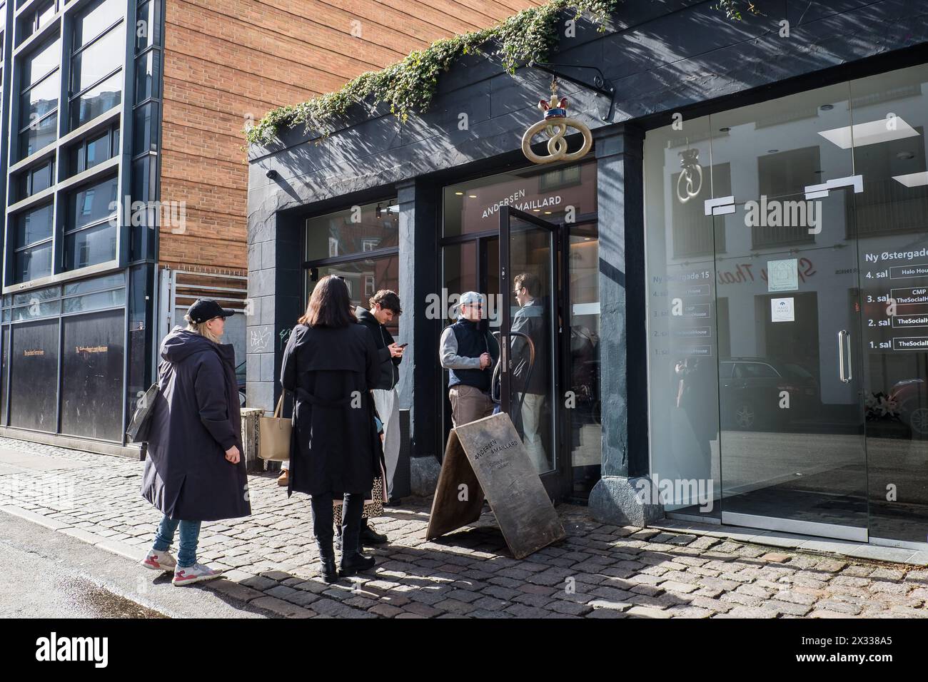 Copenaghen, Danimarca - 6 aprile 2024: Persone in coda fuori dalla porta di un popolare caffè Andersen e Maillard Bakery al mattino. Foto Stock