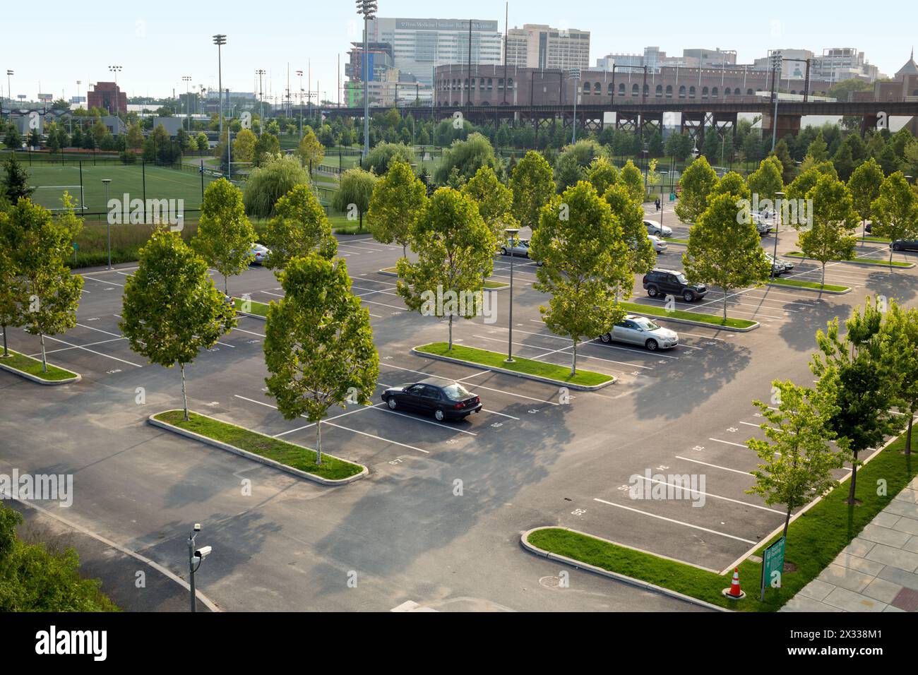 USA, PHILADELPHIA - 03 settembre 2014: Cityscape con PENN Medicine Smilow Research e parcheggio auto con pochi veicoli in autunno. Foto Stock