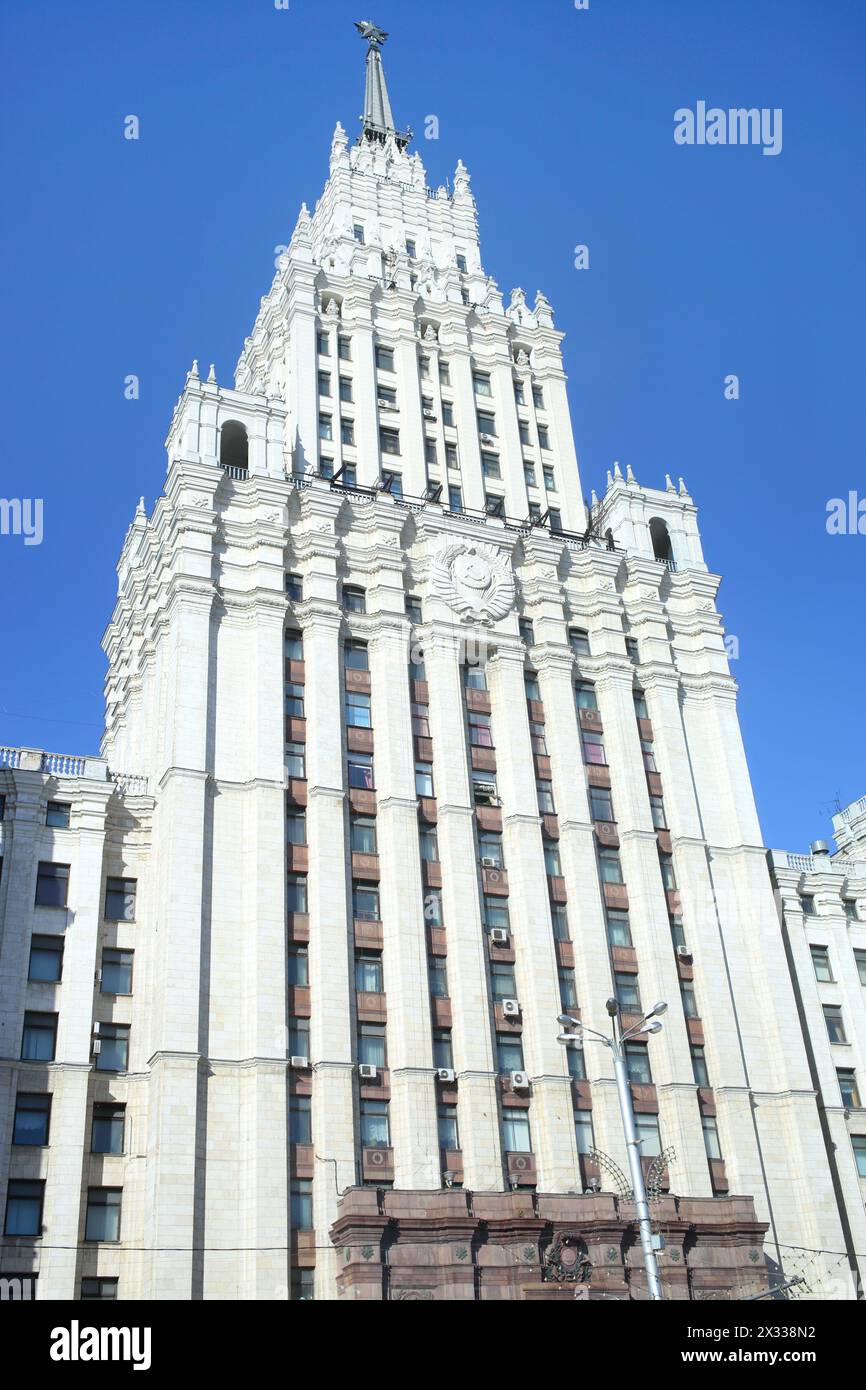 L'edificio amministrativo e residenziale vicino alla porta Rossa è realizzato in stile impero Stalin. Fu costruito nel 1952 Foto Stock