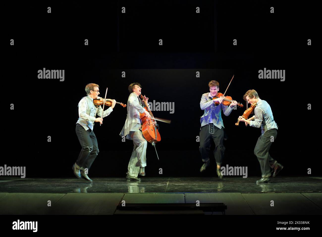 MOSCA - 12 Mar 2014: Quattro divertenti attori spettacolo di taper: Ballare sugli archi saltando con strumenti musicali sul palco del Palazzo di Yauza Foto Stock