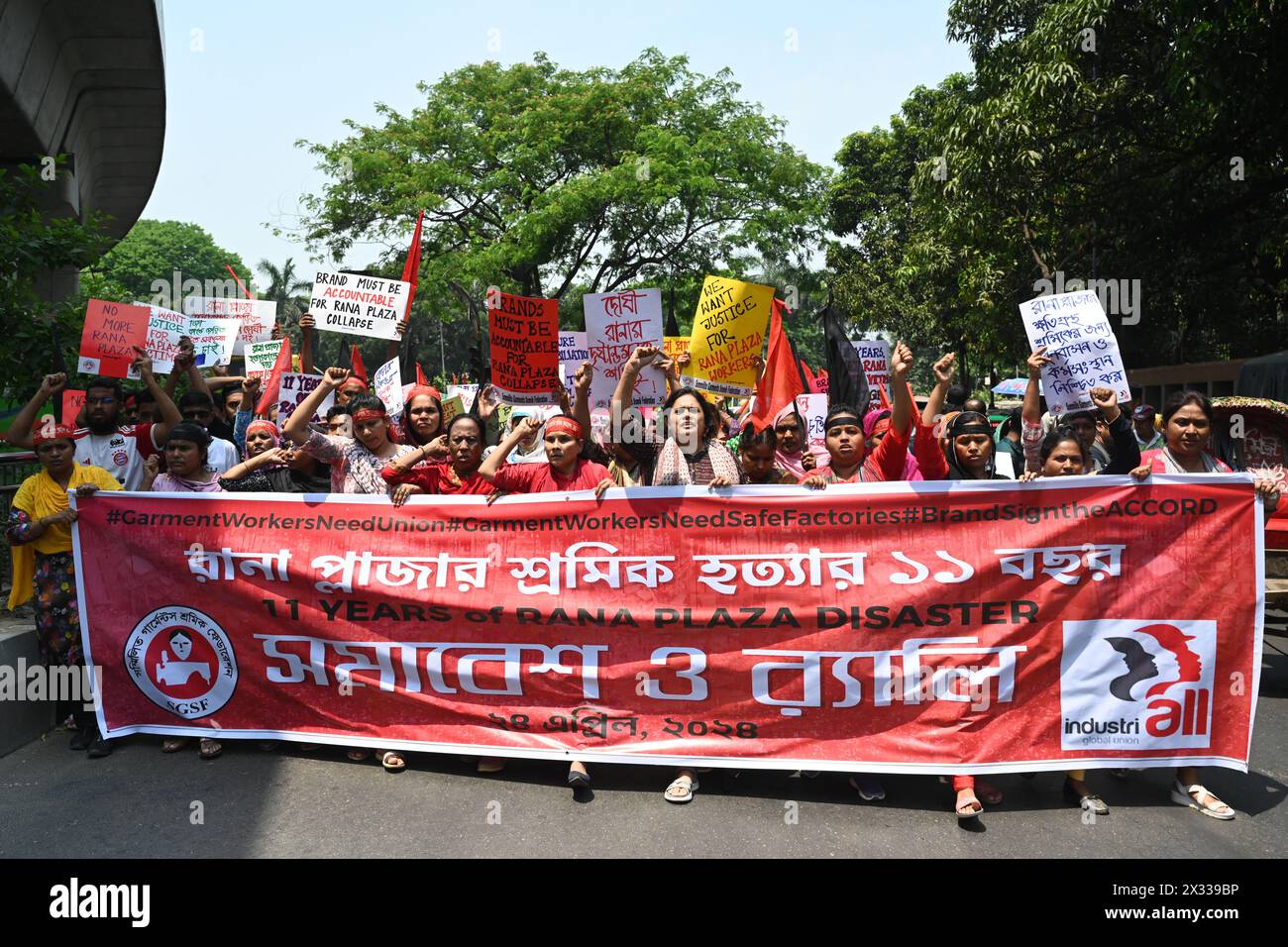 Gli attivisti dell'Industry All Bangladesh Council organizzano una manifestazione di protesta per chiedere un posto di lavoro sicuro per i lavoratori di abbigliamento in occasione dell'undicesimo anniversario del disastro del crollo dell'edificio di Rana Plaza di fronte al National Press Club di Dacca, Bangladesh. Il 24 aprile 2024 Foto Stock
