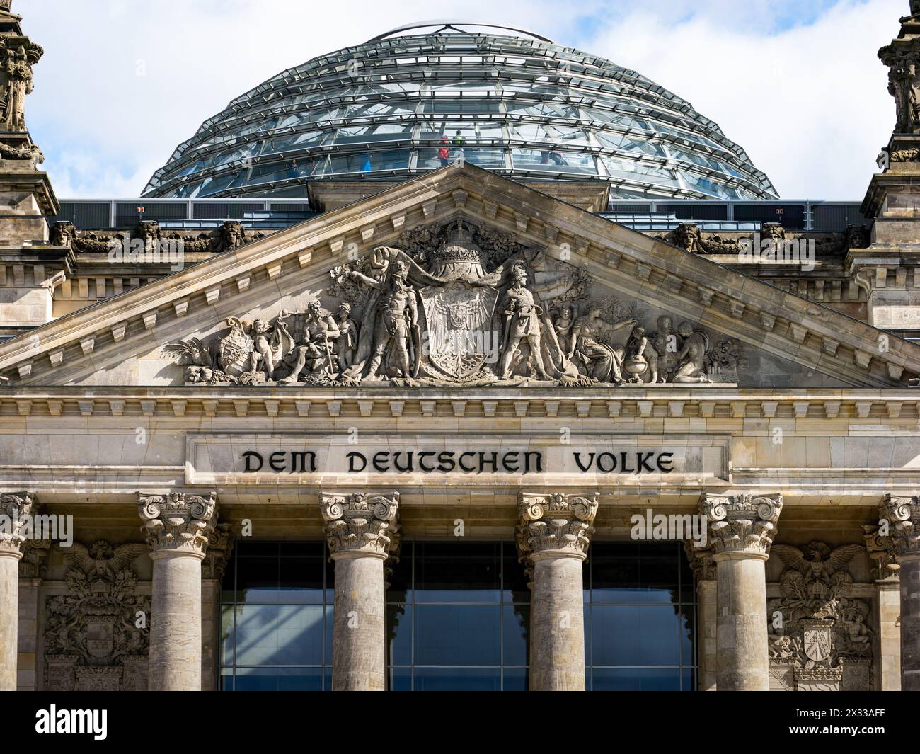 Facciata dell'edificio del Reichstag con l'iscrizione "DEM Deutschen Volke". Splendida architettura antica con una cupola di vetro come edificio governativo. Foto Stock