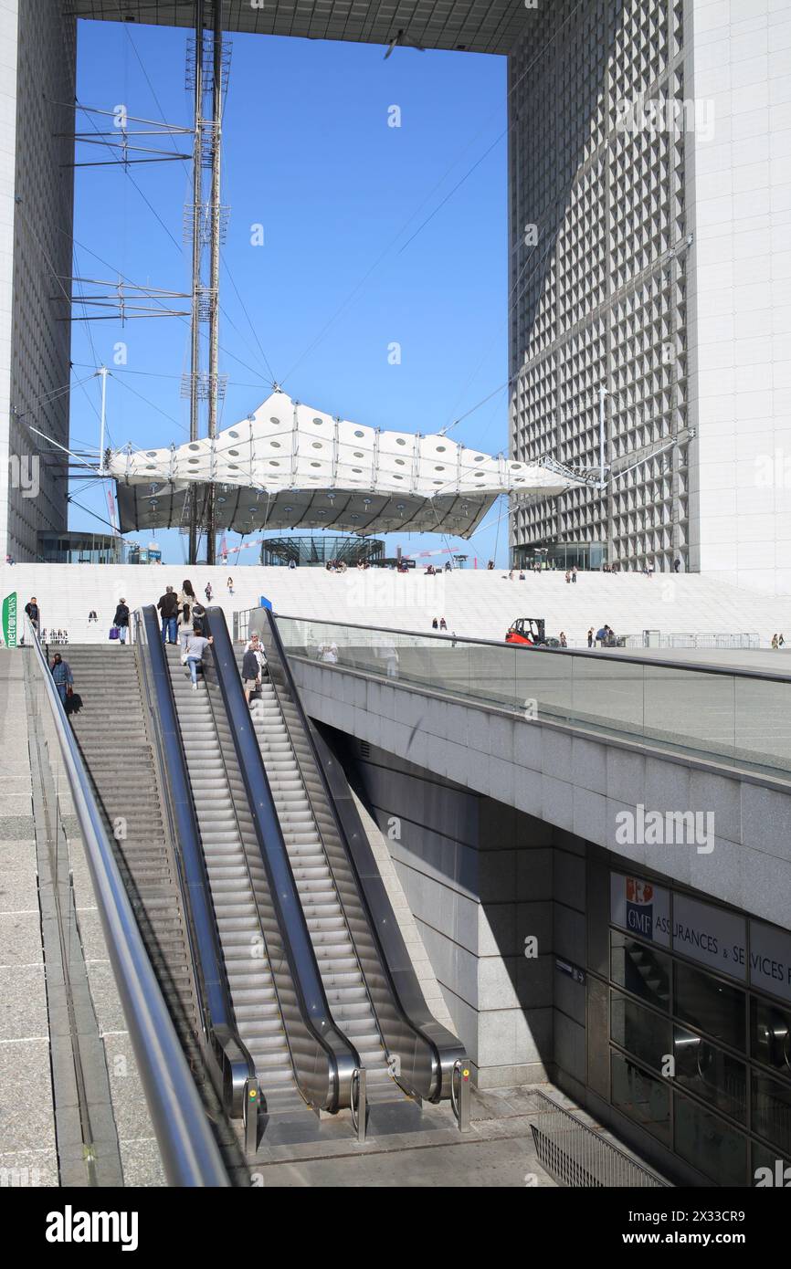 PARIGI, FRANCIA - 12 settembre 2014: Fuori dalla metropolitana ai piedi di un grande arco nel quartiere degli affari la Defense di Parigi Foto Stock