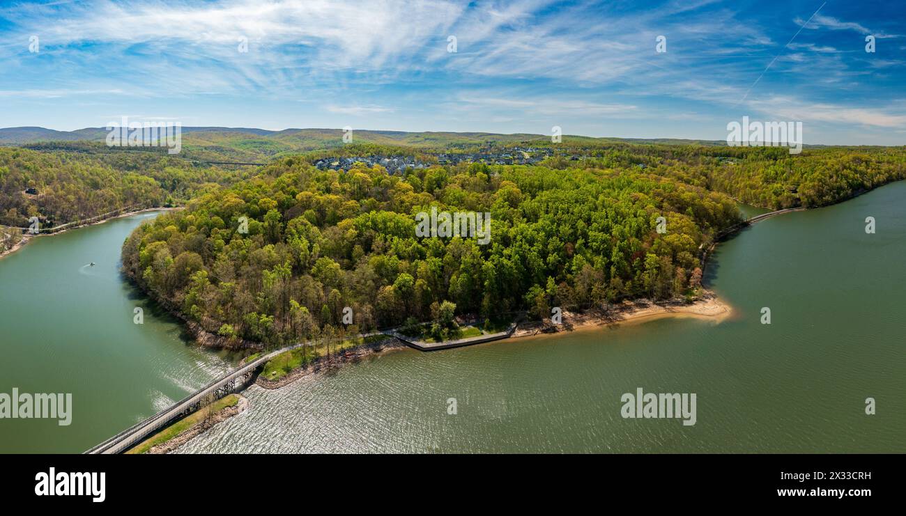 Il sole mattutino proietta una luce calda sullo sviluppo residenziale delle scogliere a Falling Water, vicino a Morgantown, West Virginia, in una splendida mattinata di primavera Foto Stock