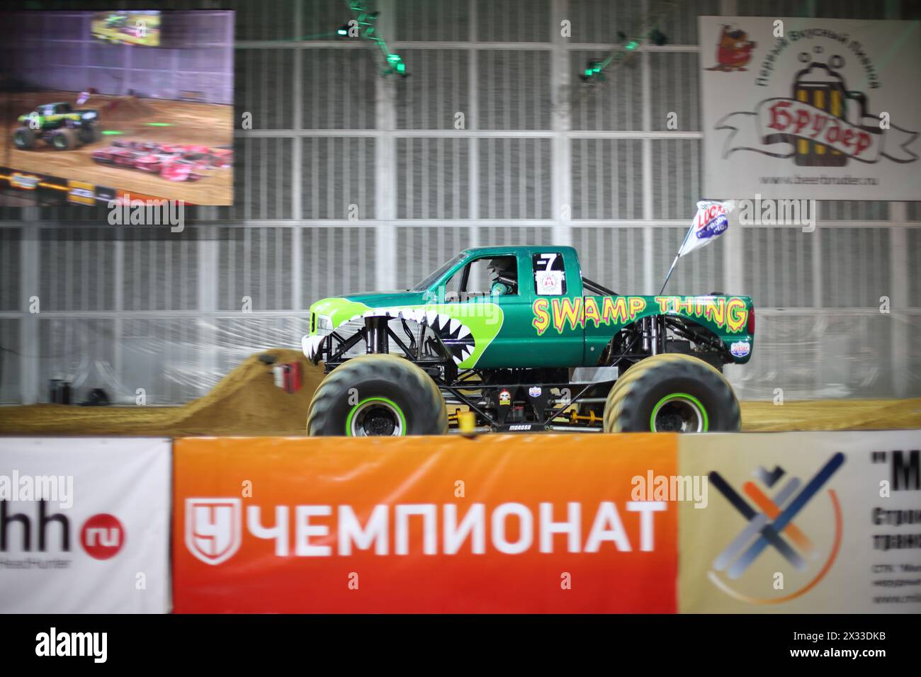 MOSCA, RUSSIA - 29 marzo 2014: Jeep verde con ruote enormi, spettacolo partecipante Monster X Tour nel complesso sportivo Olimpico Foto Stock