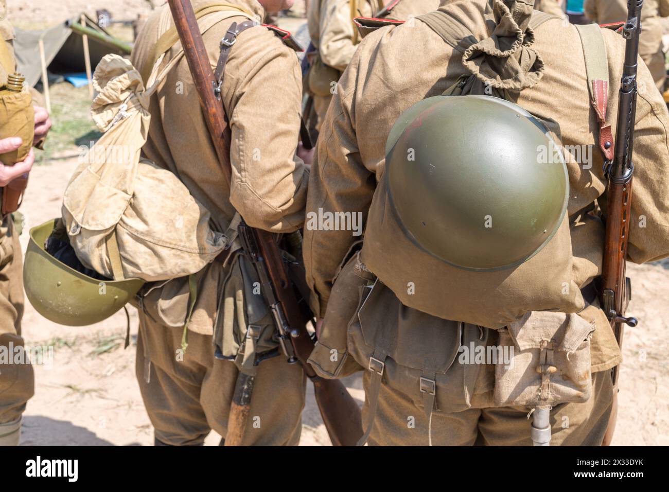 Due soldati sovietici con zaino e caschi alle spalle Foto Stock