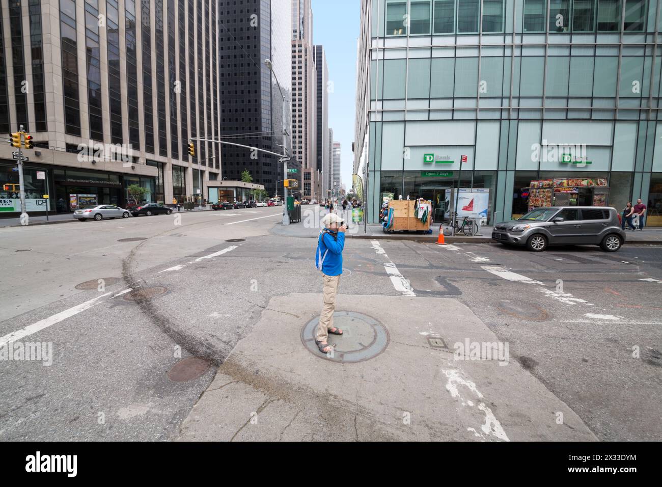 USA, NEW YORK - 23 agosto 2014: Boy (con il lancio del modello) è in piedi per strada e sta sparando. Foto Stock