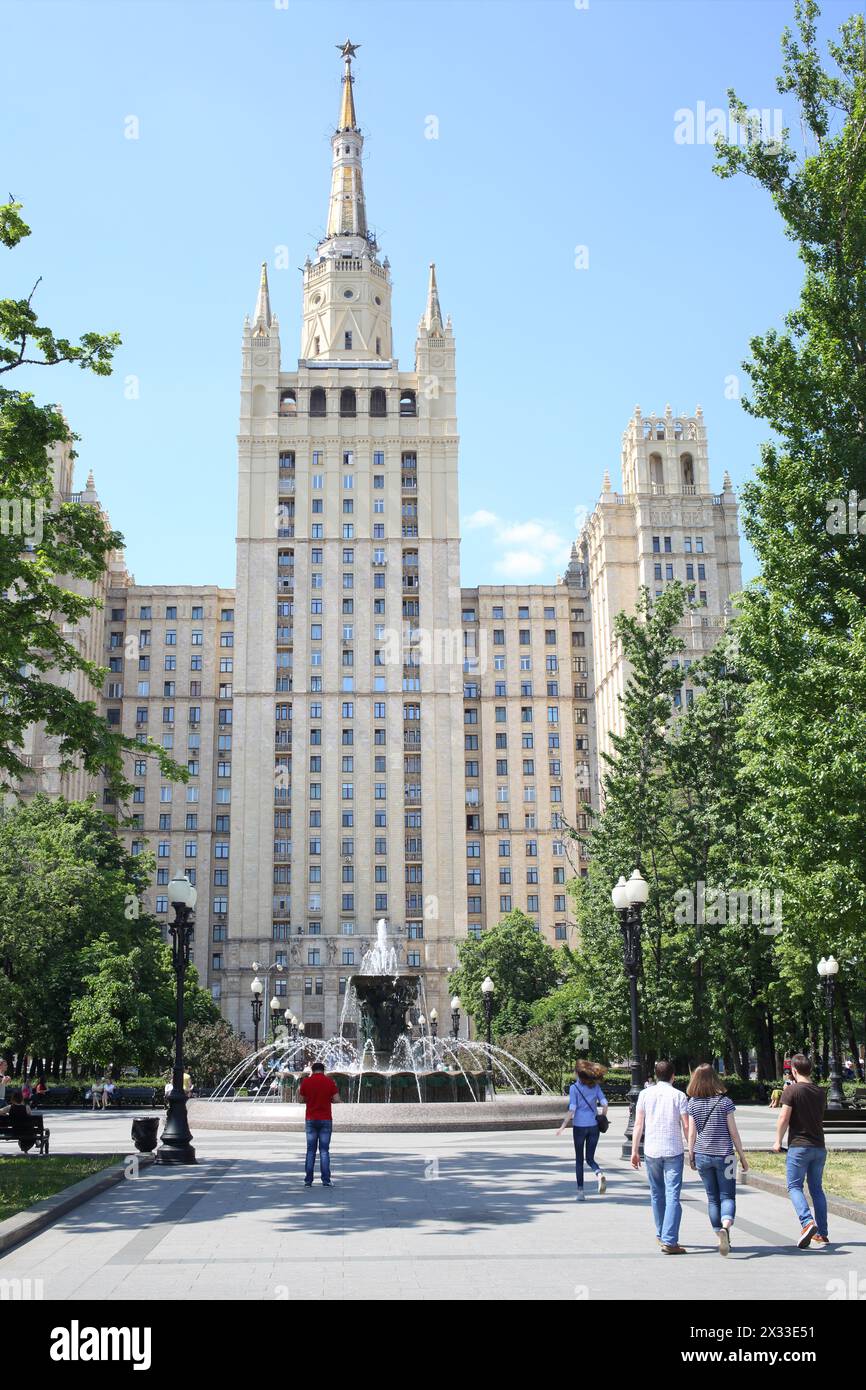 L'edificio residenziale in Piazza Kudrinskaya a Mosca è realizzato in stile impero Stalin. Fu costruito nel 1948-1954 Foto Stock