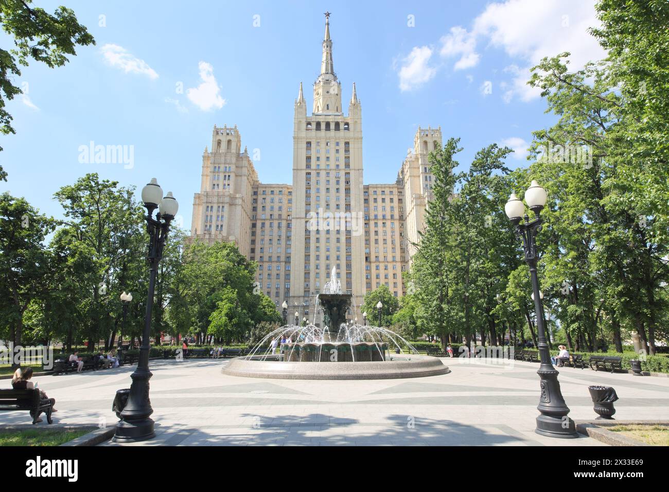 MOSCA - 23 MAGGIO 2014: Complesso di appartamenti in Piazza Kudrinskaya a Mosca è realizzato in stile impero Stalin Foto Stock