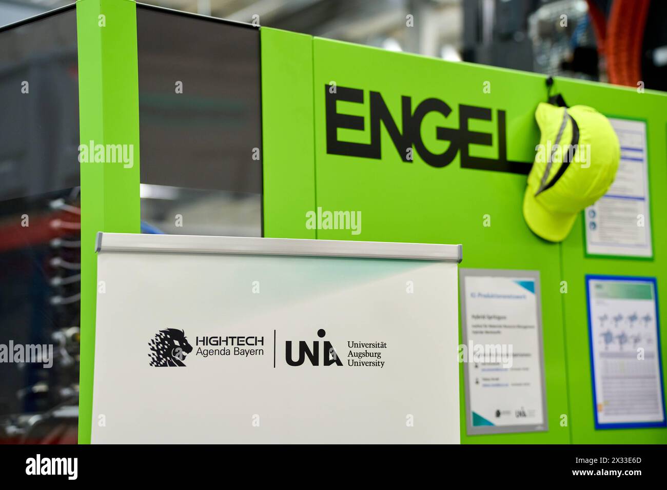 DATA RECORD NON DICHIARATA Augusta, Baviera, Germania - 24 aprile 2024: presentazione della rete ai di Augusta Un modello di successo per la Svevia nella sala di ricerca ai Halle 43 dell'Università di Augusta *** Präsentation des KI-Netzwerks Augsburg Ein Erfolgsmodell für Schwaben in der KI-Forschungshalle Halle 43 der Universität Augsburg Foto Stock