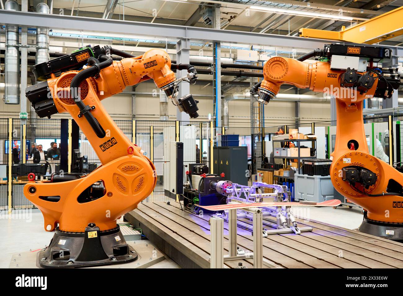 Augusta, Baviera, Germania - 24 aprile 2024: Robot industriali KUKA in mostra nella sala di ricerca ai Hall 43 dell'Università di Augusta *** Kuka Industrieroboter ausgestellt in der KI-Forschungshalle Halle 43 der Universität Augsburg Foto Stock
