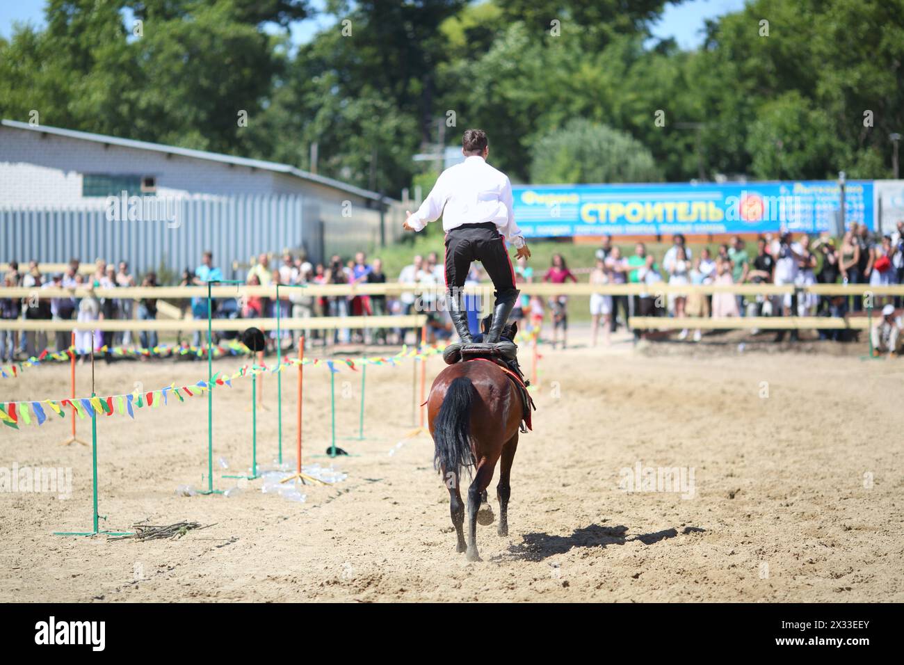 LYTKARINO, RUSSIA - 23 MAGGIO 2014: Il cavaliere svolge il compito al campionato russo dzhigitovka nel complesso sportivo equestre Sozidatel a Lytkarino Foto Stock