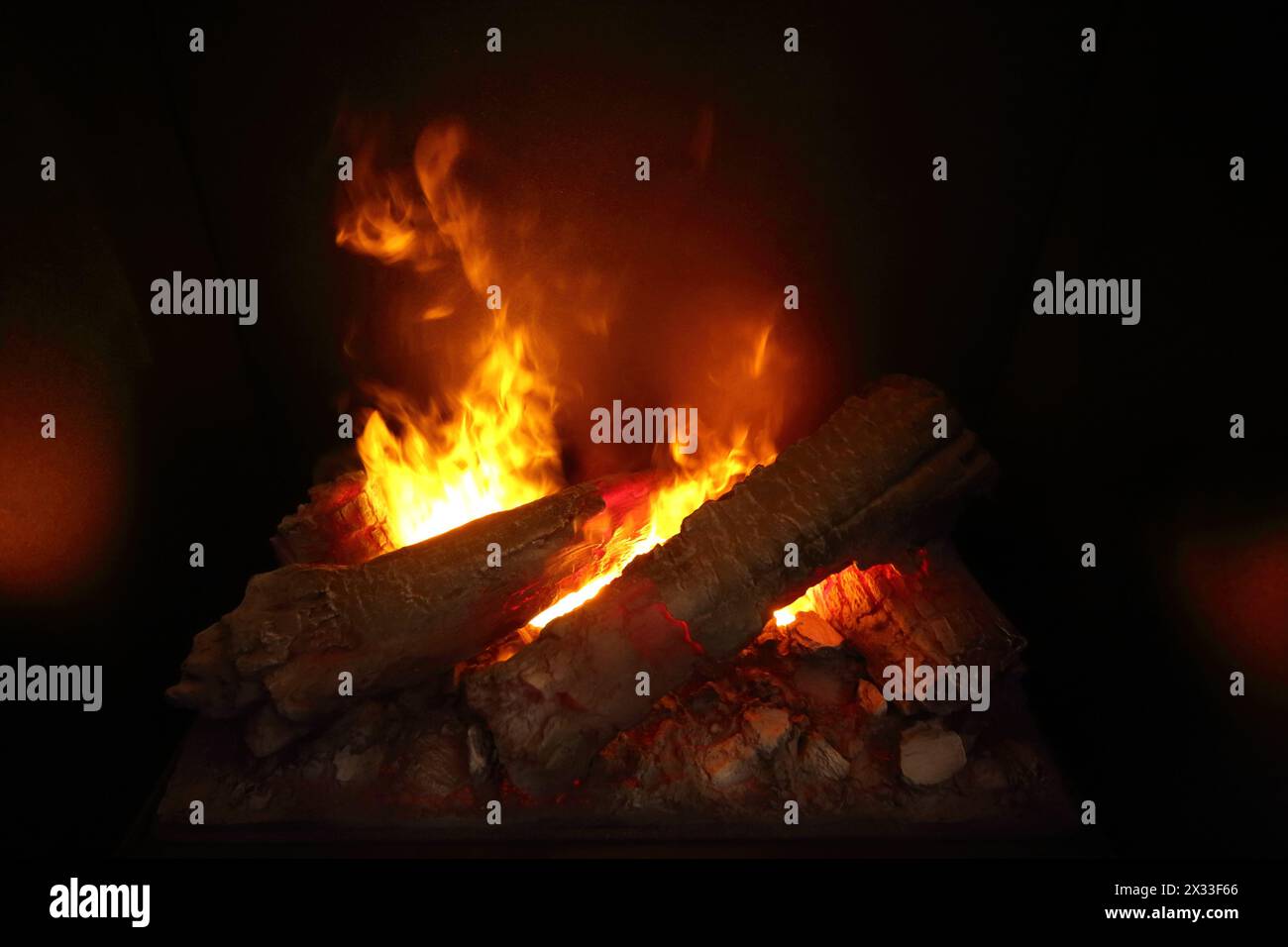 Caminetto al coperto con legna ardente Foto Stock