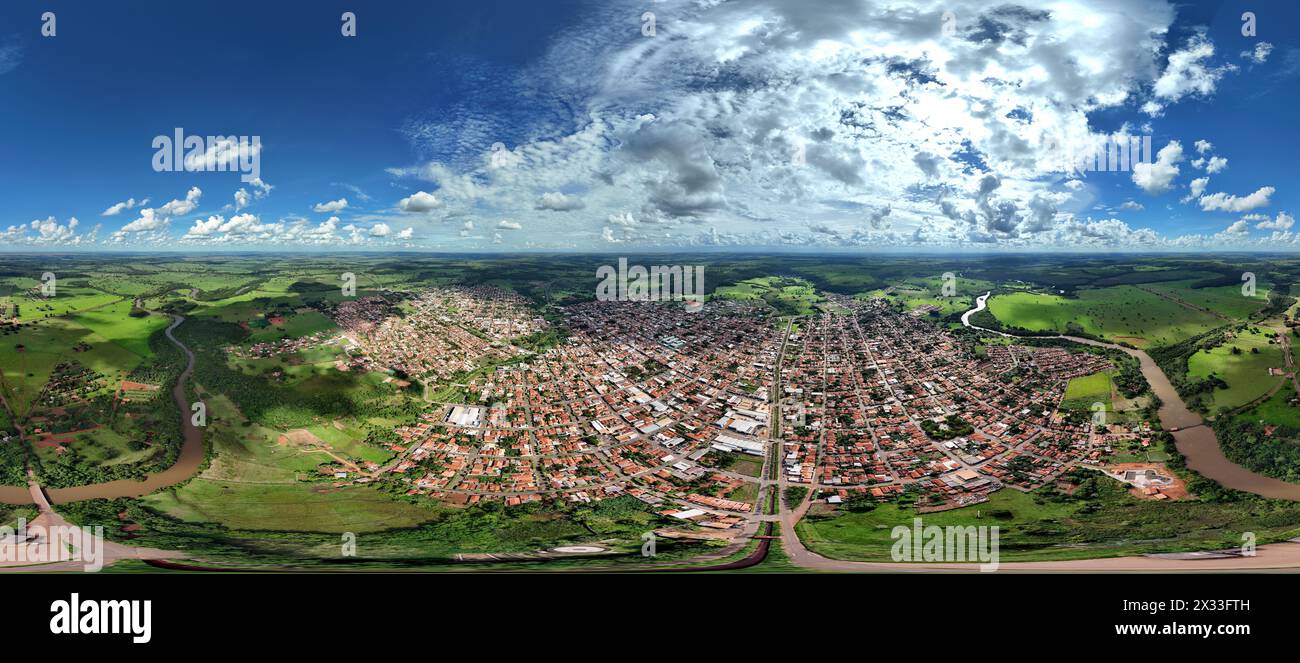 Cassilandia, Mato grosso do sul, Brasile - 04 16 2024: Immagine aerea della Cassilandia una piccola città brasiliana in Panorama Foto Stock