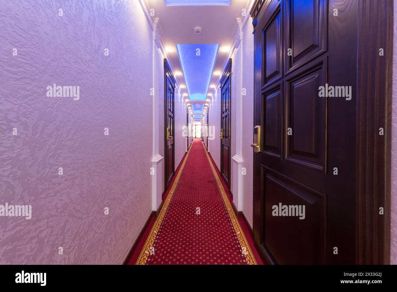 ADLER, RUSSIA - 22 LUGLIO 2014: Corridoio dell'hotel con molte porte e moquette nell'hotel Shine House Foto Stock