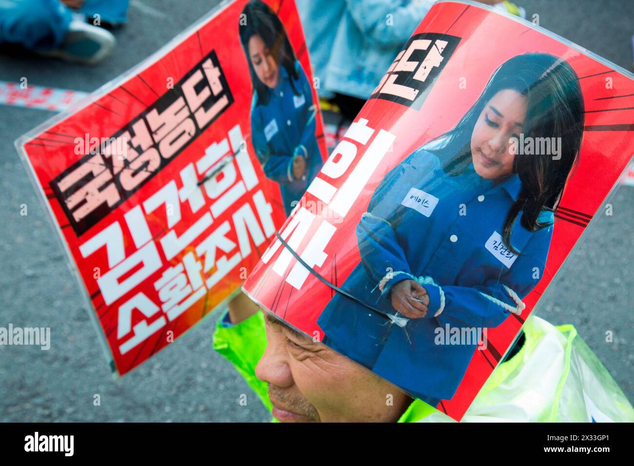 Protesta chiedendo l'impeachment del presidente Yoon Suk-Yeol, 6 aprile 2024: Un manifestante tiene dei cartelli che fanno una parodia della prima donna sudcoreana Kim Keon-Hee che viene messa in prigione, durante una manifestazione che chiede l'impeachment del presidente Yoon Suk-Yeol a Seoul, Corea del Sud. I segni leggono: "Chiama e indaga su Kim Keon-Hee che ha manipolato gli affari di stato". Crediti: Lee Jae-won/AFLO/Alamy Live News Foto Stock