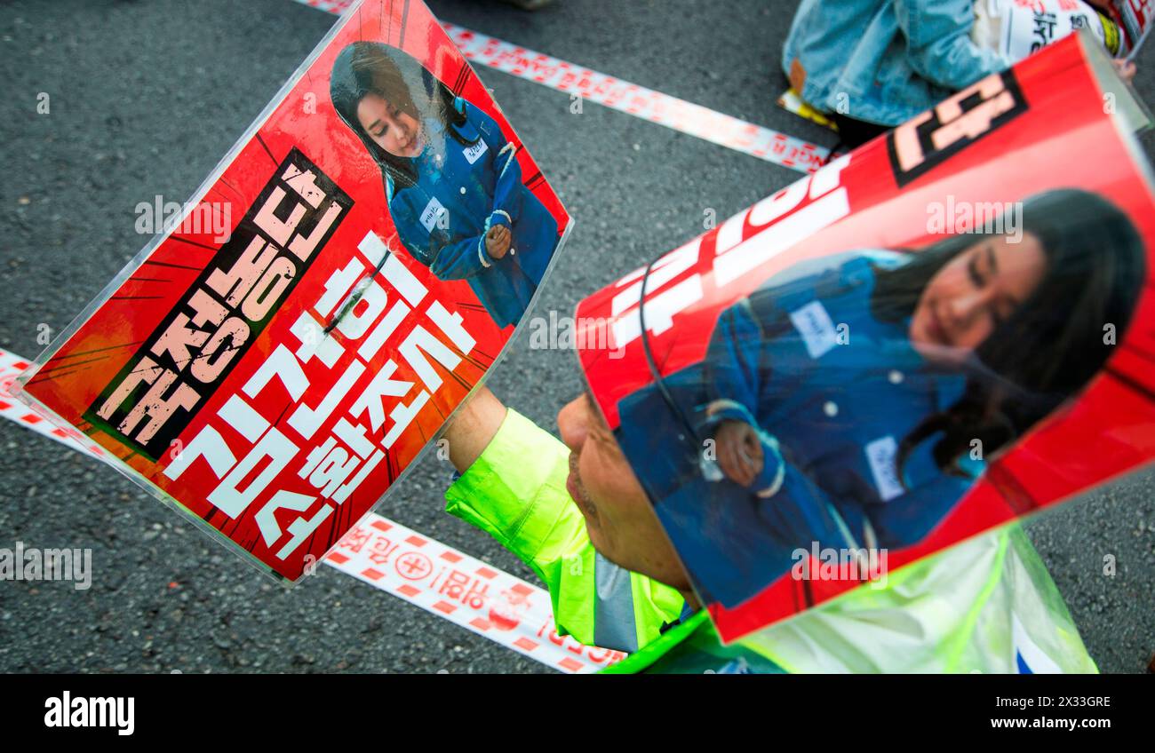 Protesta chiedendo l'impeachment del presidente Yoon Suk-Yeol, 6 aprile 2024: Un manifestante tiene dei cartelli che fanno una parodia della prima donna sudcoreana Kim Keon-Hee che viene messa in prigione, durante una manifestazione che chiede l'impeachment del presidente Yoon Suk-Yeol a Seoul, Corea del Sud. I segni leggono: "Chiama e indaga su Kim Keon-Hee che ha manipolato gli affari di stato". Crediti: Lee Jae-won/AFLO/Alamy Live News Foto Stock